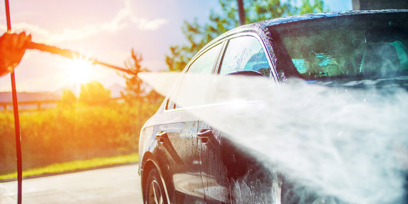 Wassertropfen Und Schmutzabwaschen über Den Seitenspiegel Eines Schnell  Fahrenden Autos Stockfoto - Bild von bedingungen, sicherheit: 254628940